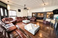 The Pub with Private Yard & Parking, Near the Falls & Casino by Niagara Hospitality