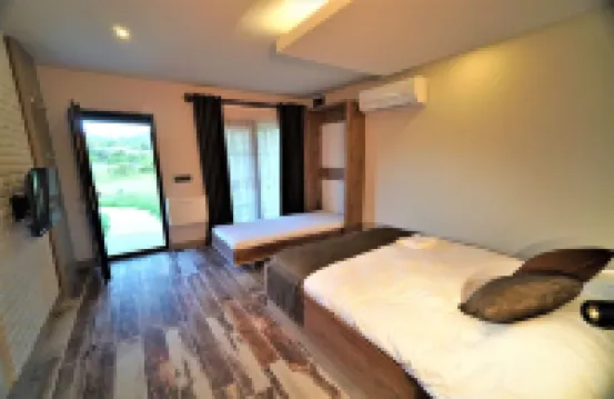 มิลยอส โฮเต็ล