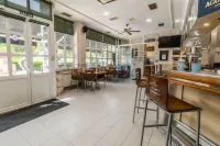 Hostal - Restaurante la Buena Villa by Vivere Stays