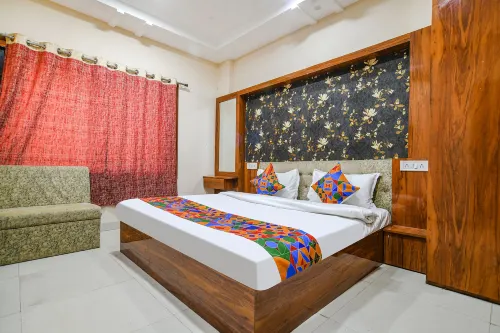 FabHotel Royal Palace Các khách sạn ở Berchha