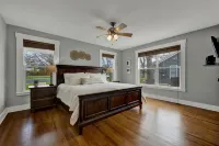 Charming Bungalow with Spa! Close to Main St! Hotels in Fredericksburg