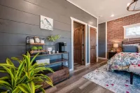 Romantic Cabin Retreat by Ghosal Luxury Lodging - Private Pools