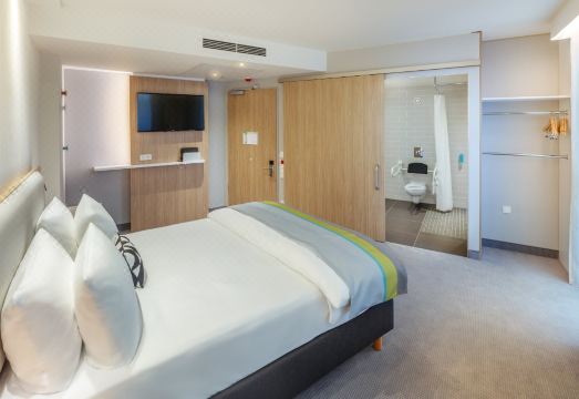 5. 홀리데이 인 익..