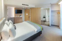 Holiday Inn Express Erlangen Hotel dekat Walderlebniszentrum Tennenlohe
