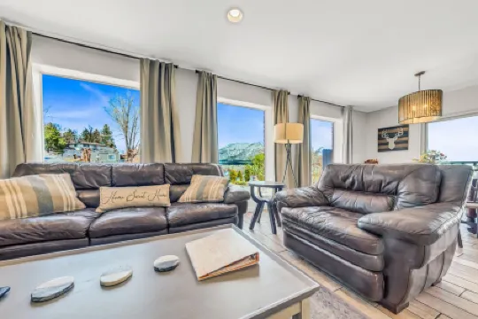 NEW! Hot Tub I Mountain Views I Lawn Games I Patio I BBQ I Walkable to Hikes!