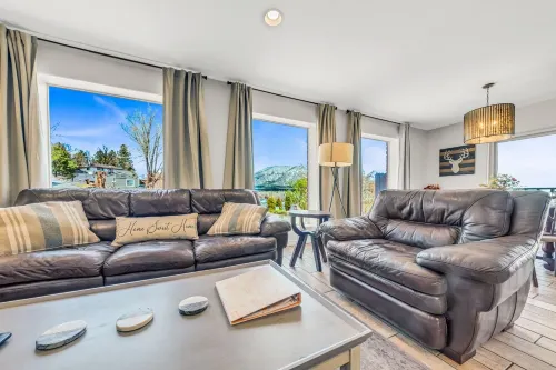 NEW! Hot Tub I Mountain Views I Lawn Games I Patio I BBQ I Walkable to Hikes!