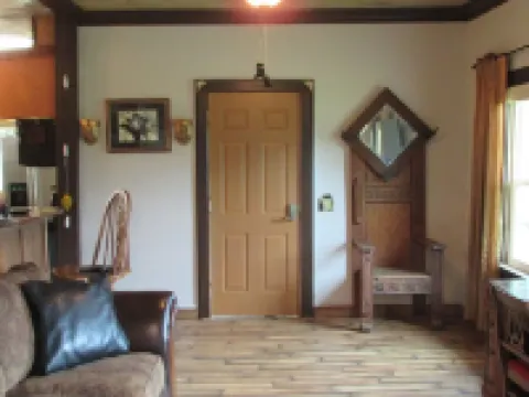 Restored rock house with hot tub and beautiful private deck. 拉蒂默縣酒店