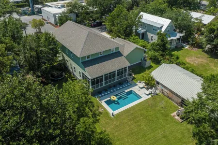 Chateau de La Mar -w/Pool! Walk to Downtown Ocean Springs & Beach! Perfect Spot! Отели рядом с достопримечательностью «Walter Anderson Museum of Art»