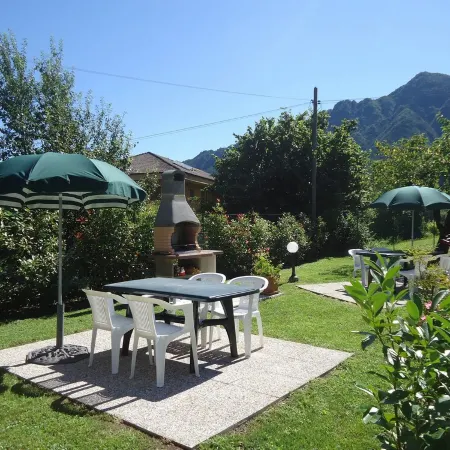for 3-4 people, only 200m to the lake / beach, with garden, grill