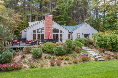 Open Concept, Wood-Burning Stove, Quechee Club Access - Exquisite Family Haven