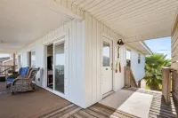 Charming Beach Cottage with Private Dock - Quaint Island Getaway