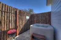 Fenced Courtyard and Relaxing Hot Tub - Exquisite Cottage