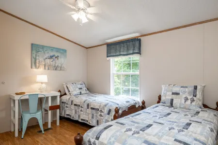 Poe's Paradise Отели в г. Эмералд Айл