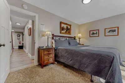 Scenic Forest Views and Cozy Balconies - Charming Woodsy Retreat