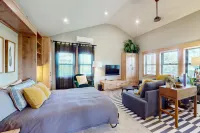 Designer Cottage | Accessible Kitchen & Bathroom | 5 Minutes to Downtown Hotels in Tacoma
