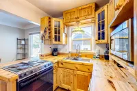 Charming, dog-friendly home with fenced yard, washer/dryer & AC Hotels in South Salt Lake