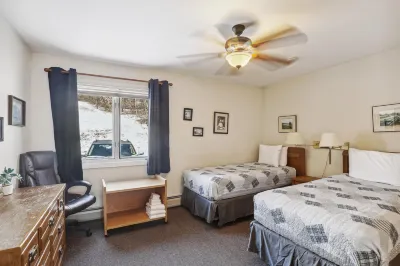 Mountainside Condo J201: 2 br, resort pool, hot tub, sauna & gym in great location!