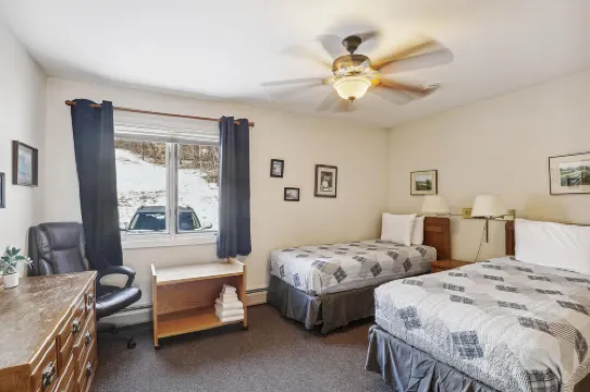 Resort Pool, Hot Tub, and Sauna - Stunning Mountainside Haven