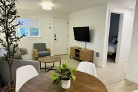 Kitchenette and Ideal Location Near the Beach - Charming Oasis Hotels in Rockaway Beach