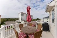 Private Balcony and Communal Pool - Stylish Ocean View Condo
