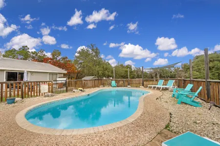 Gorgeous Swimming Pool and Creekside Deck - Charming Weekend Escape