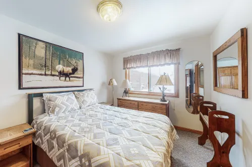 Riverfront condo with free wifi, fireplace, patio, & gas grill Hotels in Grand Lake