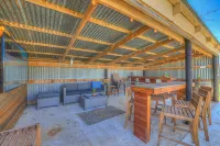 Expansive Pool, Bubbling Hot Tub and Party Barn - Stunning Retreat