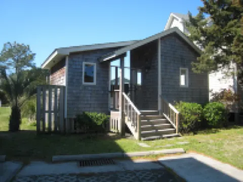Boyette Pool and Scenic Deck - Charming Coastal Retreat