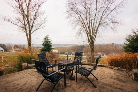Horizon Haven | Family Getaway in Amish Country w/ Big Views + 3 min walk to food & shops Отели в г. Walnut Creek