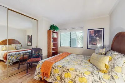 Charming & classic condo with WiFi, gas fireplace, full kitchen, & deck