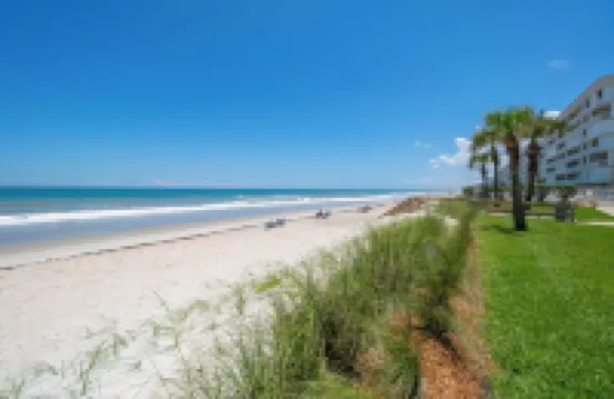 Oceanfront  2 bedroom/2-bathroom Condo in Indian Harbour Beach Club Unit 107 印度港口海灘酒店