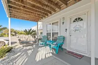 Beachy townhome with private balcony, central AC & washer/dryer Hotels in Sunnyside