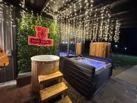 Squirrel Kit-Hillside Cottage Hotels in Campton