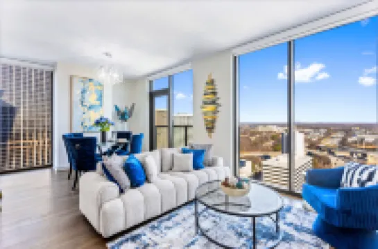 Azure Heights: Executive Stay | 21st-Floor Luxury Suite with Skyline Views