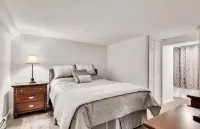 Cozy Retreat with Outdoor BBQ and Smart TV - Charming Getaway