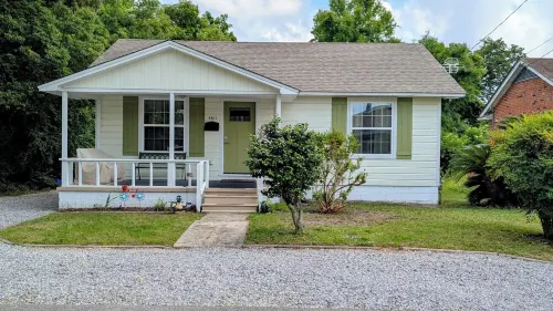 Adorable Fully Remodeled Home Walk To The Beach