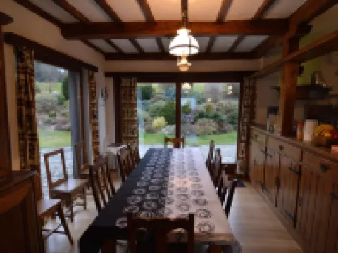 帶池塘的山坡度假屋