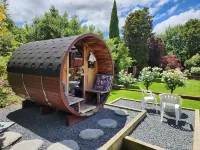 The Fern & Thistle Luxury Accommodation- Drinks, Hotpool, Sauna فنادق في Kaka Point