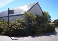 Jade Court Motel - Parking