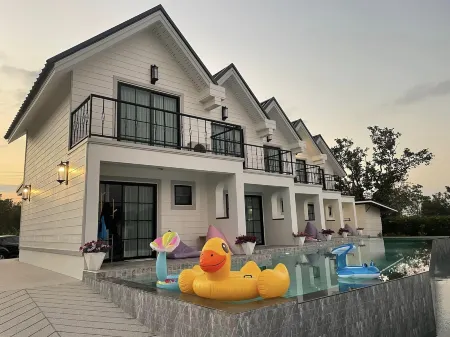 The Autumn Creek Chiangrai Отели рядом с достопримечательностью «Белый храм Ват Ронг Кхун»