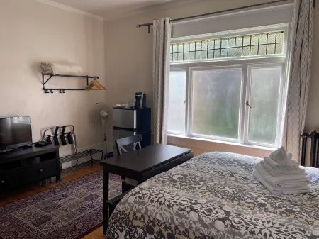 Windsor Guest House Отели рядом с достопримечательностью «Дэвид Томпсон Секондари Скул»