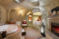 Elysion Cave Suites - Hot Tub