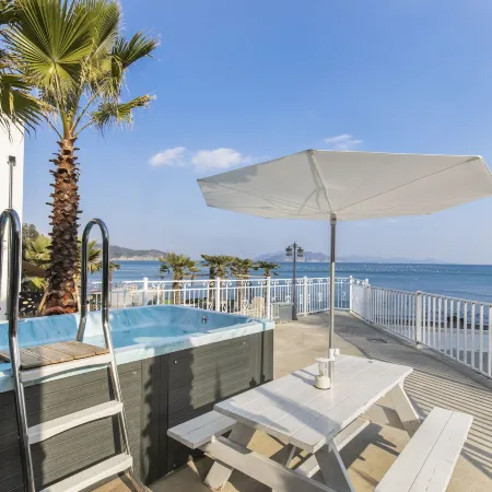 LIM Sea Side Poolvilla Pension