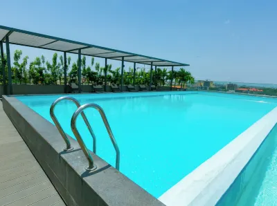 Snug three-bedroom Unit Hotels in Labone