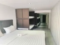 Chillax Boracay Hotel berhampiran Pantai Diniwid
