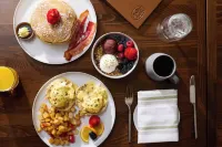 Hotel Alpenrock Breckenridge, Curio Collection by Hilton - breakfast