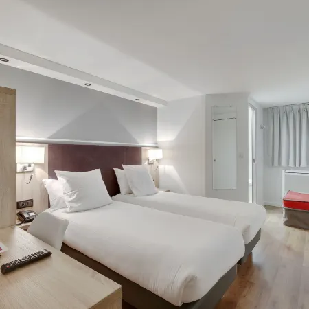 Hôtel l'Amandier Отели в г. Нантер