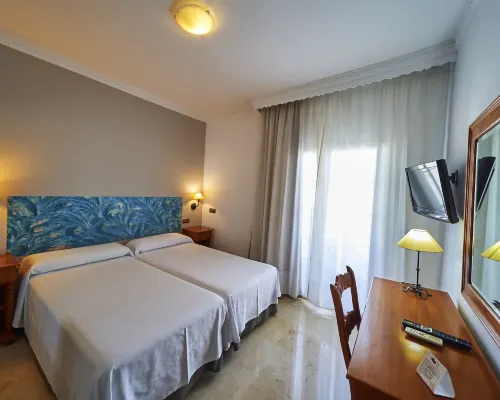 Hotel Bajamar Centro โรงแรมในเนร์คา