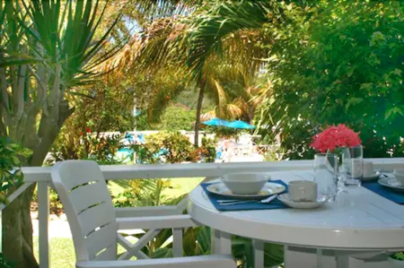 Dickenson Bay Cottages Отели в г. Crosbies