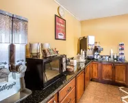 Econo Lodge - breakfast